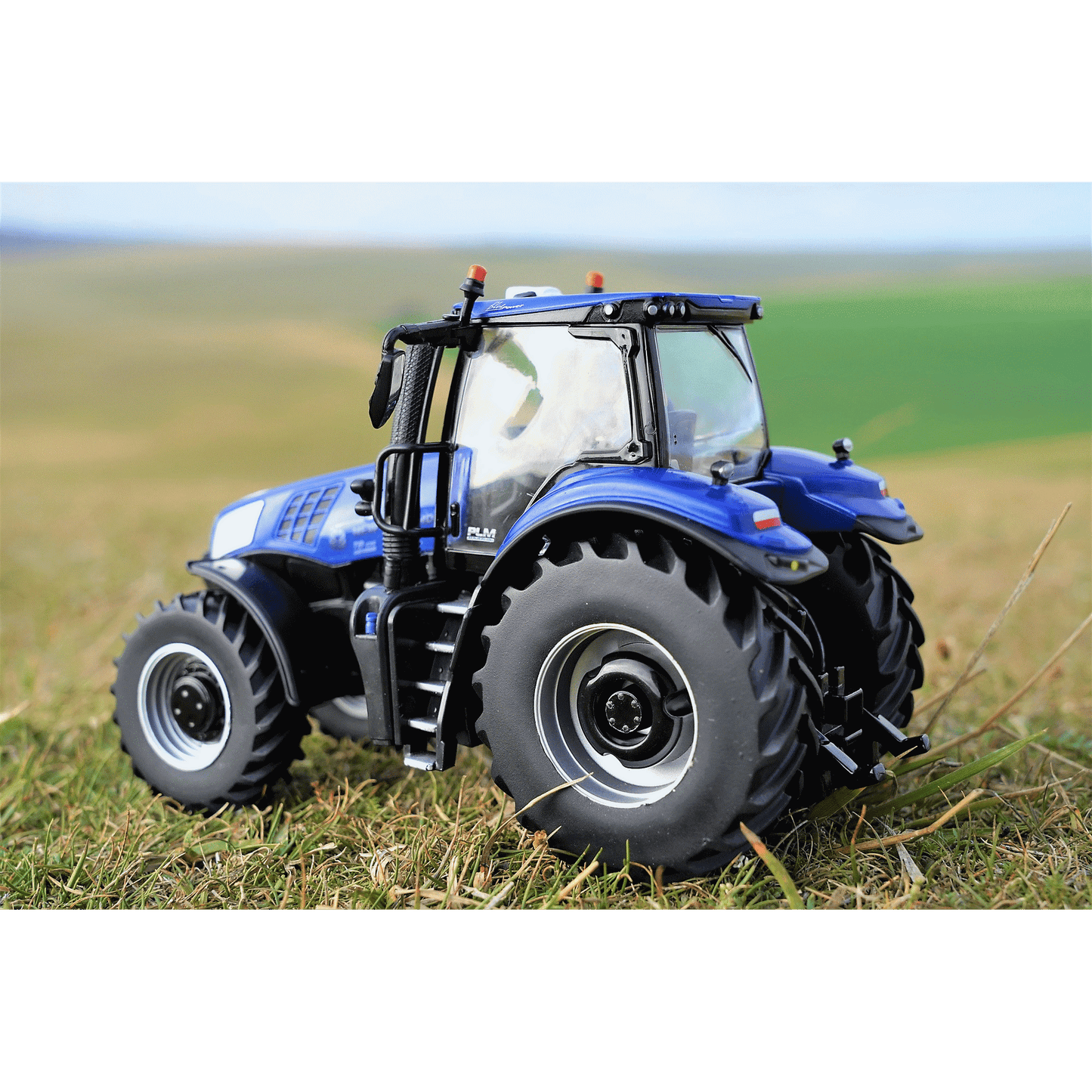 Britains Toys New Holland T8.435 Tractor