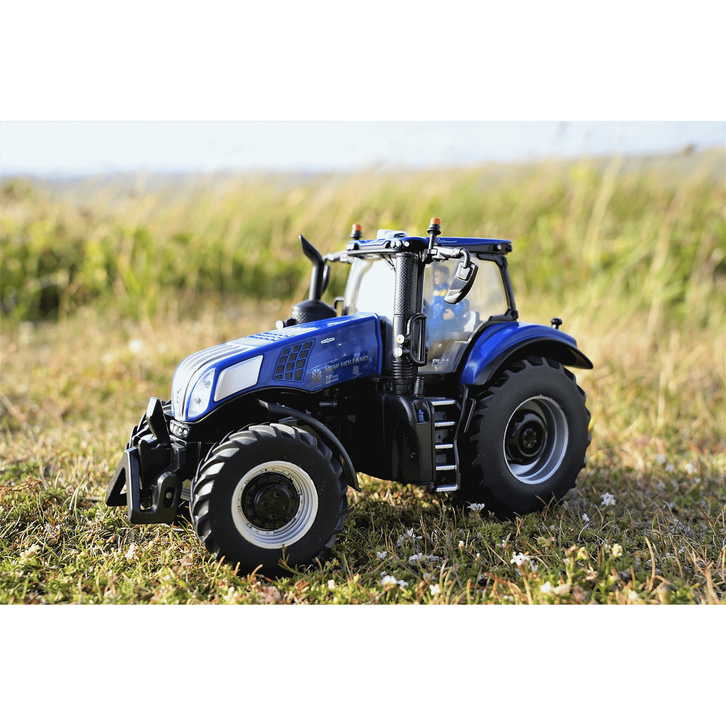 Britains Toys New Holland T8.435 Tractor