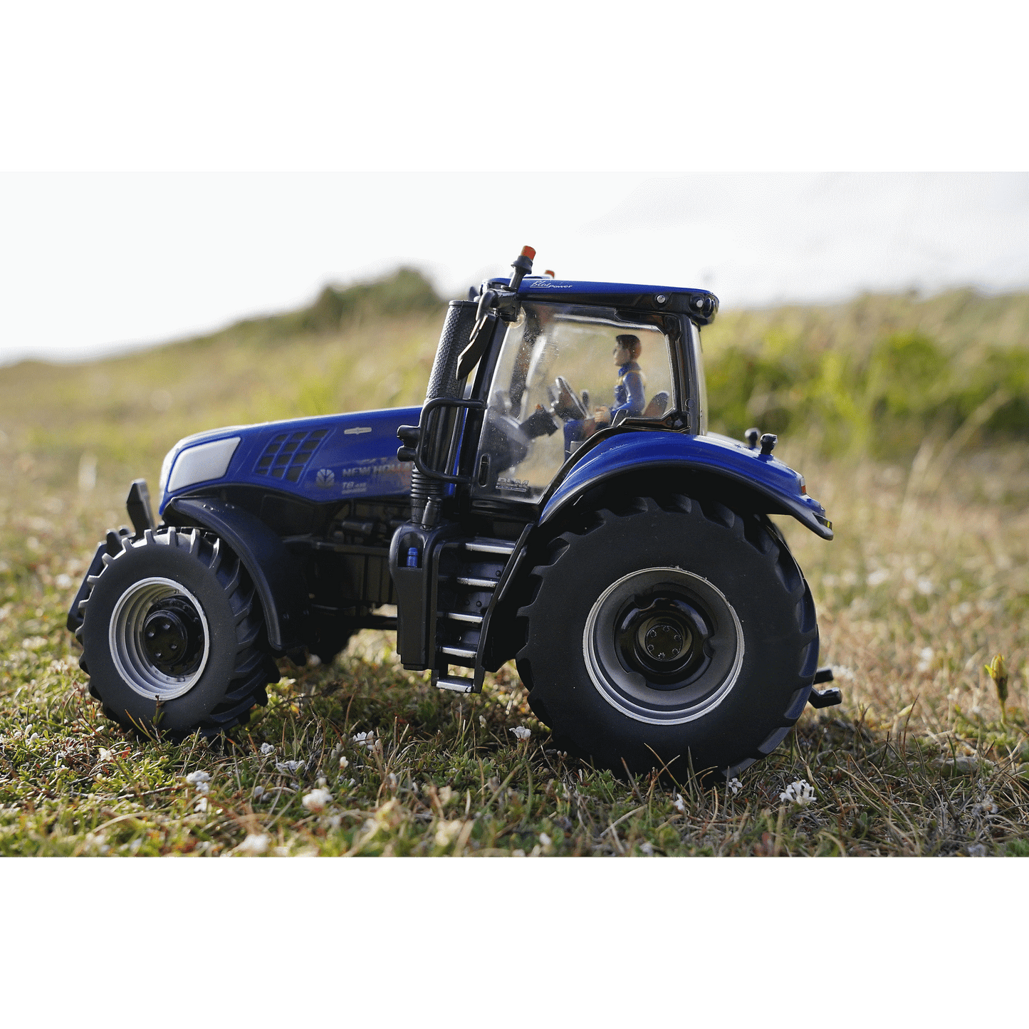 Britains Toys New Holland T8.435 Tractor